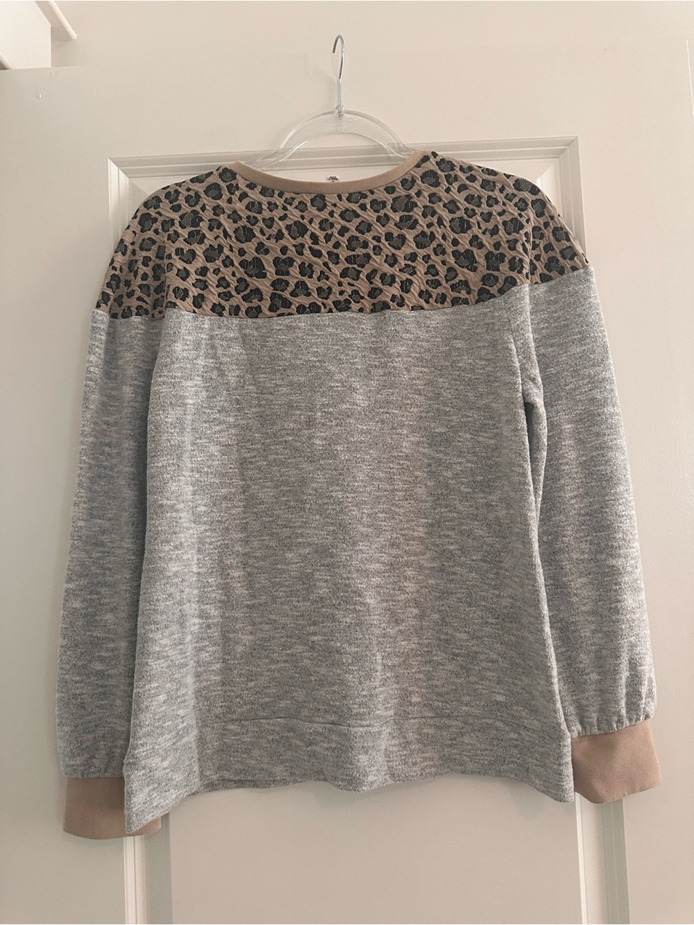THML Leopard Print Colorblock Top Gray Knit Animal Print Long Sleeve - Picture 2 of 9